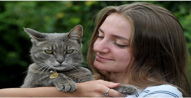 Owner Saskia Baillie with cat Sid